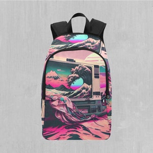 Puede incluir: Mochila con un diseño retro. La obra de arte muestra una escena de olas estilizada en rosa, morado y turquesa. La mochila tiene correas negras y un asa superior negra. El diseño evoca nostalgia.