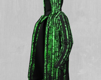Peut inclure: Veste à capuche noire avec une longue fermeture éclair et un imprimé de code numérique vert.