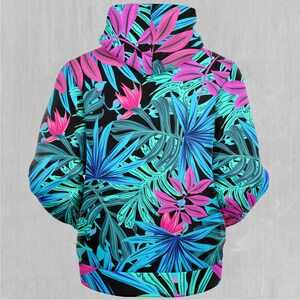 K&ouml;nnte beinhalten: Ein schwarzer Kapuzenpullover mit einem lebendigen tropischen Blumenmuster. Das Design umfasst gro&szlig;e Bl&auml;tter und Bl&uuml;ten in Pink, T&uuml;rkis und Blau auf schwarzem Hintergrund. Der Hoodie hat eine Kapuze und lange &Auml;rmel.