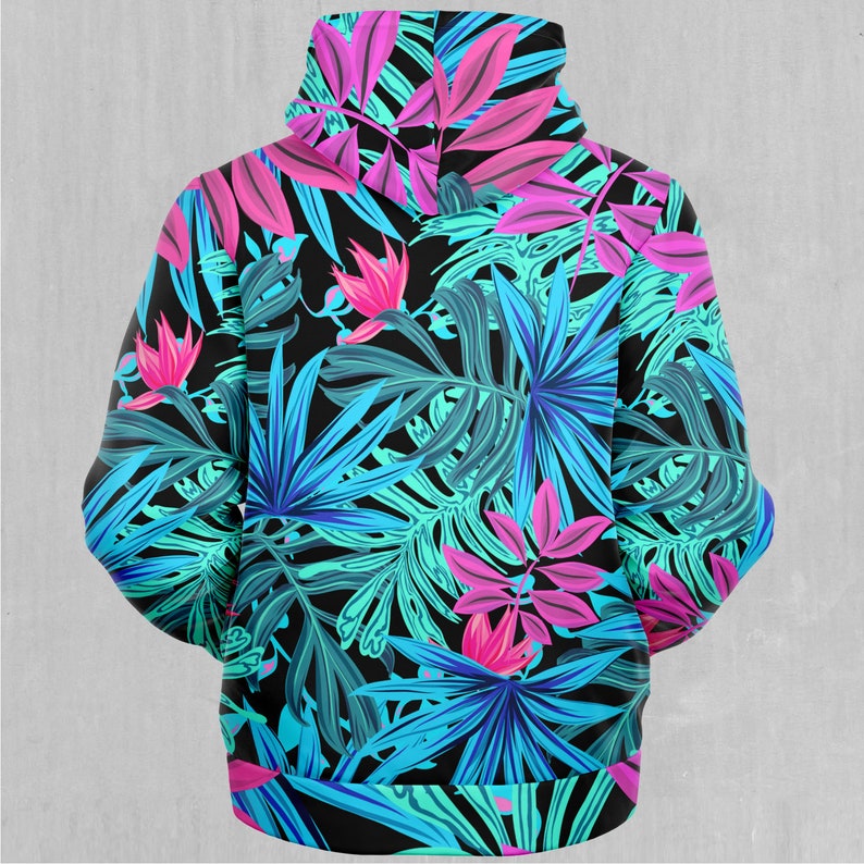 K&ouml;nnte beinhalten: Ein schwarzer Kapuzenpullover mit einem lebendigen tropischen Blumenmuster. Das Design umfasst gro&szlig;e Bl&auml;tter und Bl&uuml;ten in Pink, T&uuml;rkis und Blau auf schwarzem Hintergrund. Der Hoodie hat eine Kapuze und lange &Auml;rmel.