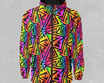 Può includere: Una giacca nera con cappuccio con un motivo geometrico colorato. Il motivo presenta triangoli e zig zag in tonalità di rosa, giallo, verde, blu e arancione.