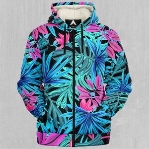 K&ouml;nnte beinhalten: Ein Kapuzenpullover mit Rei&szlig;verschluss und einem auff&auml;lligen tropischen Bl&auml;ttermuster in Blau, T&uuml;rkis und Pink auf schwarzem Hintergrund. Das Innenfutter ist aus weichem, cremefarbenem Material. Der Hoodie hat einen schwarzen Rei&szlig;verschluss und eine Kapuze.