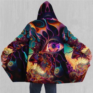 Könnte beinhalten: Ein Kapuzenumhang mit einem psychedelischen Druck, der ein großes Auge mit einer violetten Iris und orangefarbenen und blauen Wirbeln zeigt. Der Hintergrund ist eine Mischung aus orange, gelb und violetten Farben.