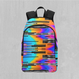 Puede incluir: Una mochila negra con un diseño abstracto colorido que presenta un degradado de azul, morado, naranja y amarillo con líneas negras y grises. El diseño se asemeja a un error o fallo digital.
