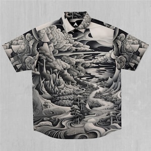Puede incluir: Una camisa de manga corta con botones en blanco y negro con un estampado de paisaje surrealista. El estampado presenta un río sinuoso, árboles y nubes.