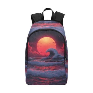 Puede incluir: Mochila con un diseño vibrante de olas oceánicas y un gran sol naranja en el fondo. La mochila tiene un asa superior y correas para los hombros negras, y un cierre de cremallera. La paleta de colores incluye tonos de rojo, azul y naranja.