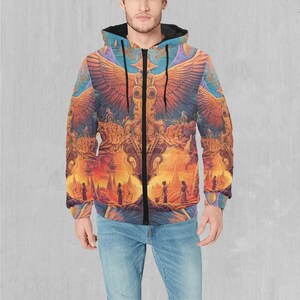 Könnte beinhalten: Ein schwarzer Reißverschluss-Hoodie mit einem bunten, psychedelischen Druck, der eine geflügelte Figur, Wolken und Figuren in einer Landschaft zeigt. Der Druck ist detailliert und kunstvoll.