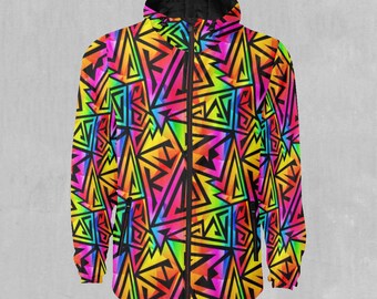 Può includere: Giacca con zip integrale con un vivace motivo geometrico. Il design presenta contorni neri e una colorata serie di triangoli nelle tonalità del rosa, giallo, verde e blu. La giacca ha un cappuccio nero e una cerniera nera.