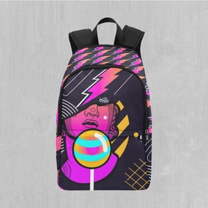 Puede incluir: Una mochila negra con un diseño colorido que incluye una piruleta rosa y azul, un rayo y un patrón geométrico. El diseño también incluye una imagen estilizada de la cara de una mujer.