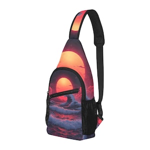 Puede incluir: Bolso bandolera con diseño de puesta de sol y olas del océano. El bolso tiene una correa negra y un bolsillo de malla. La obra de arte representa un gran sol naranja, nubes rojas y olas azules. El bolso está diseñado para llevarse cruzado.