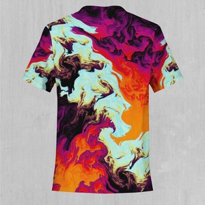 Może przedstawiać: T-shirt z kr&oacute;tkim rękawem z kolorowym abstrakcyjnym wzorem. Wz&oacute;r zawiera wirujące wzory w odcieniach fioletu, pomarańczy, ż&oacute;łci i czerni.