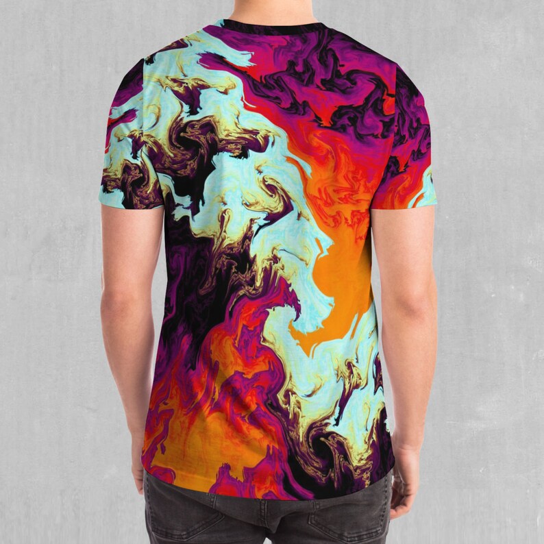 Może przedstawiać: T-shirt z kr&oacute;tkim rękawem z kolorowym abstrakcyjnym wzorem, kt&oacute;ry zawiera wirujące wzory w odcieniach pomarańczowego, ż&oacute;łtego, fioletowego i czarnego.