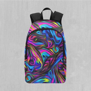 Könnte beinhalten: Ein schwarzer Rucksack mit einem farbenfrohen abstrakten Design. Das Design zeigt wirbelnde Linien in Pink, Blau, Grün und Gelb auf schwarzem Hintergrund.