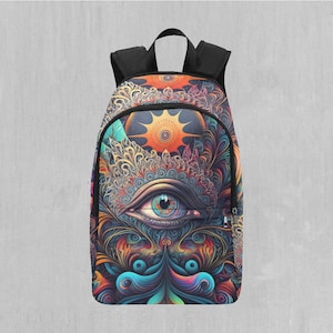 Może przedstawiać: Kolorowy plecak z żywym, psychodelicznym wzorem. Przód plecaka przedstawia duże oko ze skomplikowanymi wzorami w odcieniach niebieskiego, pomarańczowego i fioletowego. Plecak ma czarne paski i zamek błyskawiczny.