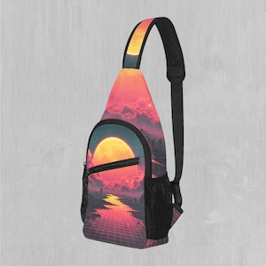 Puede incluir: Una bandolera negra y roja con un diseño retro de puesta de sol y ciudad. La bolsa tiene un bolsillo de malla en el lateral y un bolsillo con cremallera en la parte delantera.