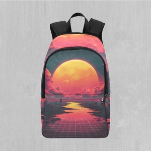 Puede incluir: Una mochila negra con un diseño de puesta de sol y paisaje urbano. La mochila presenta un gran sol naranja, nubes rosadas y moradas y un patrón de cuadrícula.