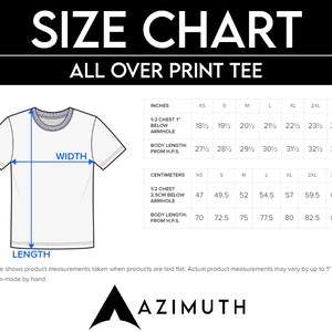 Może przedstawiać: Tabela rozmiar&oacute;w dla koszulki z nadrukiem na całej powierzchni. Tabela pokazuje wymiary w calach i centymetrach dla rozmiar&oacute;w od XS do 4XL. Tabela zawiera wymiary 1/2 klatki piersiowej, 2,5 cm poniżej pachy i długości ciała od H.P.S.