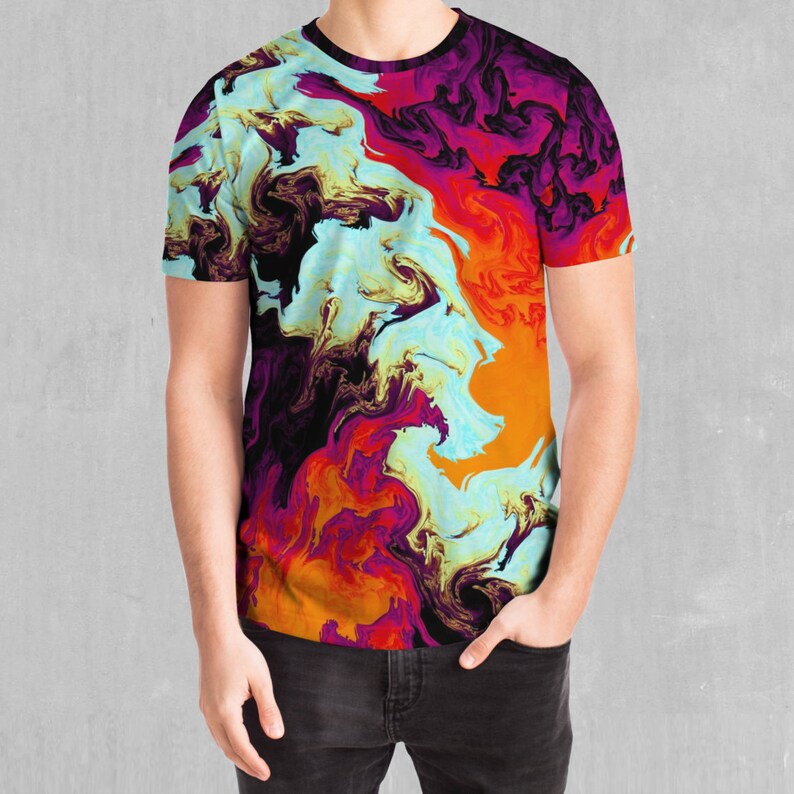 Może przedstawiać: T-shirt z kr&oacute;tkim rękawem z kolorowym abstrakcyjnym wzorem, kt&oacute;ry zawiera wirujące wzory w odcieniach niebieskiego, pomarańczowego, czerwonego, fioletowego i czarnego.