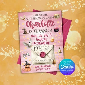 Puede incluir: Tarjeta de invitación rosa con el texto "Calling All Witches and Wizards" y "¡Charlotte cumple 8 años!" con ilustraciones temáticas mágicas. Incluye un sobre con un sello de cera, un gato con sombrero de bruja y un búho.