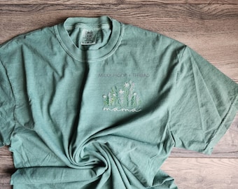 Anpassad broderad vildblommor Mama Tee T-shirt Komfortfärger Elegant vildblommig blommig skjorta för mamma