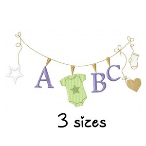 Pode incluir: Um fio com itens pendurados, incluindo uma estrela, as letras A, B e C, um macacão de bebê, uma meia e um coração. O texto "3 tamanhos" está abaixo do fio.