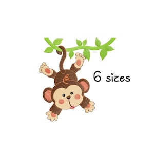 Peut inclure: Un singe brun avec un nez et une langue roses est suspendu à l'envers à une vigne verte. Le singe a une queue brune et s'accroche à la vigne avec ses pieds. Le texte "6 tailles" est écrit en noir sous le singe.