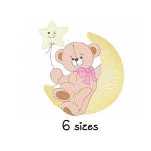 Pode incluir: Desenho bordado de um urso de peluche rosa sentado em uma lua crescente amarela segurando uma estrela amarela com um rosto sorridente. O design está disponível em 6 tamanhos.