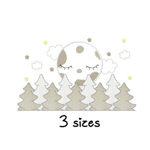Pode incluir: Desenho bordado de uma lua dormindo com os olhos fechados e uma floresta de árvores à sua frente. Há pequenas estrelas amarelas espalhadas ao redor da lua e das nuvens. O texto "3 tamanhos" está na parte inferior do desenho.