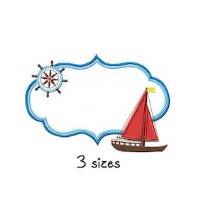 Pode incluir: Design náutico bordado com um veleiro com vela vermelha e um leme. O design é emoldurado por uma borda azul com o texto "3 tamanhos" abaixo.