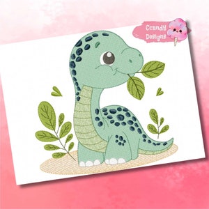 Pode incluir: Um dinossauro de desenho animado verde e azul com manchas pretas comendo uma folha verde. O dinossauro está sentado em uma superfície marrom com folhas verdes atrás.