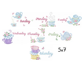 Könnte beinhalten: Ein skurriles Design mit Teetassen, Teekannen und floralen Akzenten, die jeweils einen Wochentag darstellen. Die Wochentage sind in Schreibschrift geschrieben. Das Bild ist mit "5x7" beschriftet.