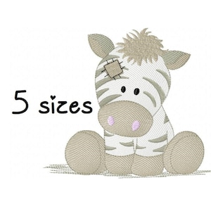 Può includere: Design ricamato di un zebra dei cartoni animati con strisce bianche e grigie, seduto con le gambe distese. La zebra ha una toppa sulla testa e il testo "5 sizes" è a sinistra della zebra.