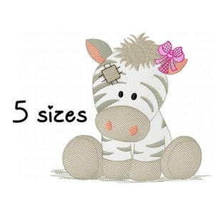 Könnte beinhalten: Ein süßes, cartoonartiges Zebra mit einer rosa Schleife und einem Pflaster auf dem Auge. Das Zebra sitzt mit gekreuzten Beinen. Der Text "5 Größen" steht unter dem Zebra.