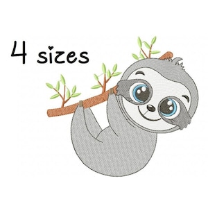 Pode incluir: Um preguiça de desenho animado fofo com grandes olhos azuis pendurado em um galho. A preguiça é cinza e tem um nariz e uma boca marrons. O texto "4 tamanhos" está acima da preguiça.