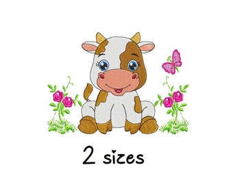 Könnte beinhalten: Stickerei mit einer braunen und weißen Kuh mit rosa Blumen und einem Schmetterling. Der Text "2 Größen" befindet sich unter der Kuh.