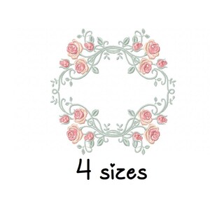 Pode incluir: Uma coroa de rosas cor-de-rosa e folhas verdes com um espaço em branco no centro. O texto "4 tamanhos" está abaixo da coroa.