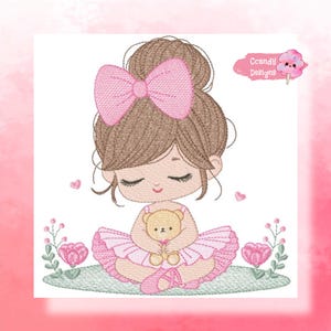 Pode incluir: Design bordado de uma menina em tutu rosa, segurando um ursinho de pelúcia. Ela tem um laço rosa no cabelo e está rodeada de flores e corações. O design inclui o texto "Ccandy Designs".