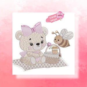 Pode incluir: Design bordado com um urso de pelúcia com um laço rosa, sentado em um cobertor xadrez. Uma abelha paira perto de uma cesta de piquenique com um pote de mel. O design é em cores pastel suaves, com o texto "Ccandy Designs".