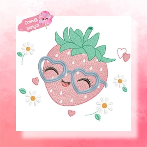 Pode incluir: Um morango rosa com um rosto sorridente, usando óculos em forma de coração. O morango é cercado por margaridas, corações e o texto "Ccandy Designs". O design tem um estilo fofo e caprichoso.