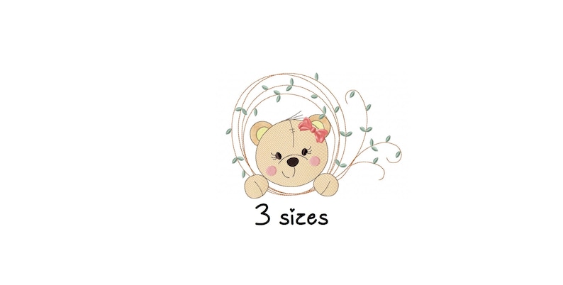 K&ouml;nnte beinhalten: Stickerei mit einem braunen Teddyb&auml;ren, der aus einem gr&uuml;nen Bl&auml;tterkranz schaut. Der Text "3 Gr&ouml;&szlig;en" befindet sich unter dem B&auml;ren.
