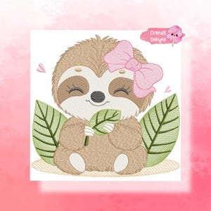 Pode incluir: Design bordado de uma preguiça sorridente com um laço rosa, segurando uma folha verde. A preguiça é cercada por folhas verdes e pequenos corações rosa. O texto "Ccandy Designs" está no canto superior direito.