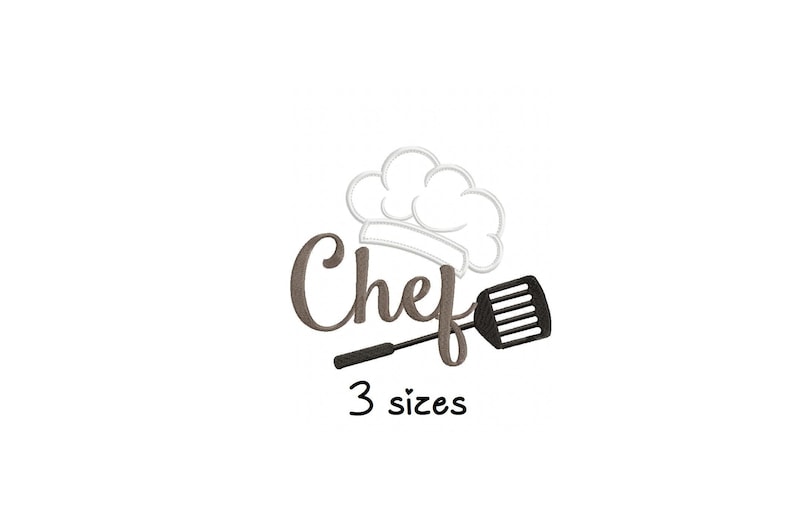 K&ouml;nnte beinhalten: Ein braunes und wei&szlig;es Stickmuster mit einer Kochm&uuml;tze, dem Wort "Chef" in kursiver Schrift und einem Spatel. Der Text "3 Gr&ouml;&szlig;en" befindet sich unter dem Muster.
