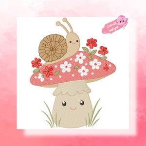 Puede incluir: Diseño bordado que presenta un hongo sonriente con un caracol encima. El hongo tiene una gorra rosa con flores blancas y rojas. El caracol tiene una concha marrón y está sonriendo. El diseño incluye hierba verde y el texto "Ccandy Designs".