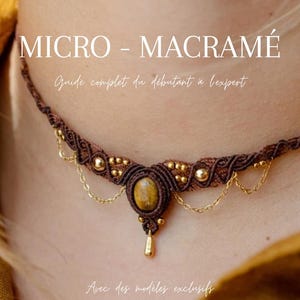 Może przedstawiać: Brązowy naszyjnik z makramy ze złotymi akcentami i owalnym kamieniem pośrodku. Obraz zawiera tekst "MICRO - MACRAMÉ" i "Guide complet du débutant à l'expert."