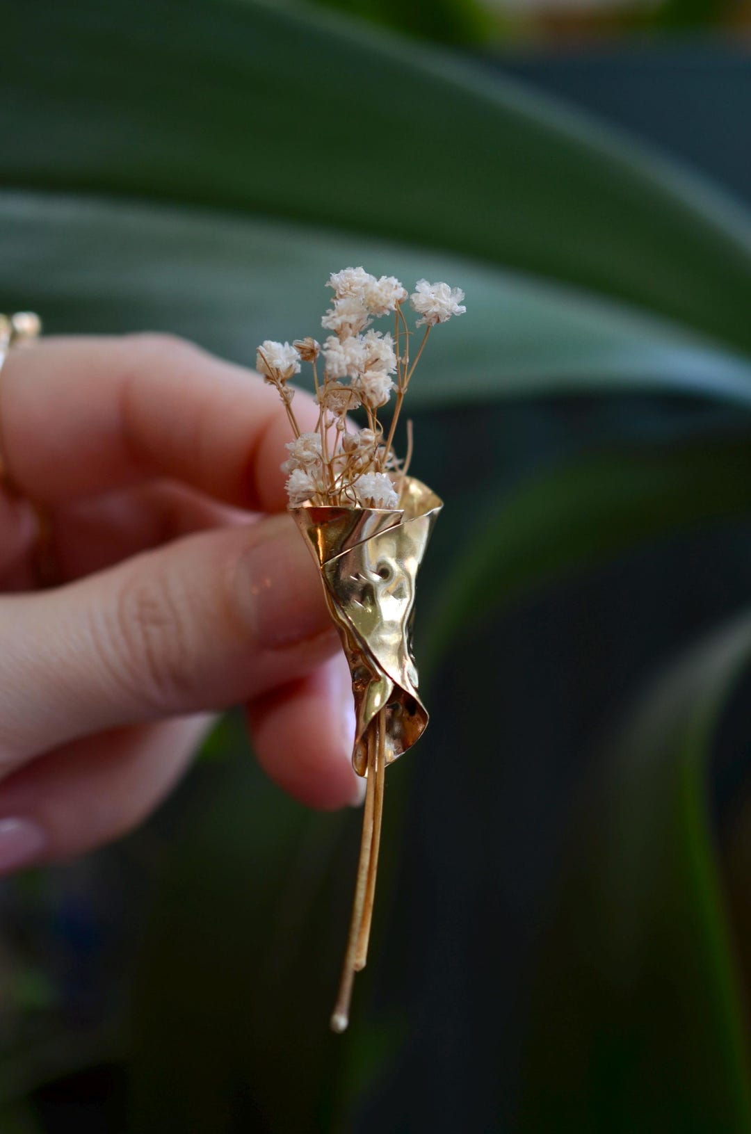 Broche Ancienne Fleur Signée Antoinette Plaqué Or 1/20 12K Avec Cristal Bleu Et Blanc