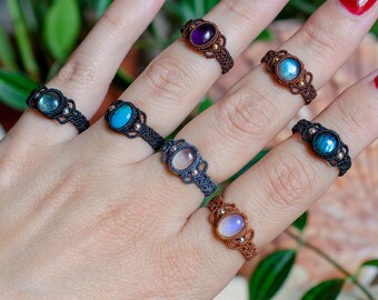 Customizable macramé ring with fine stones