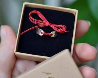 Pierścionek „Przeznaczenie” wykonany ze srebra próby 925, inspirowany legendą o czerwonej nici przeznaczenia, przedstawioną w książce Twoje imię