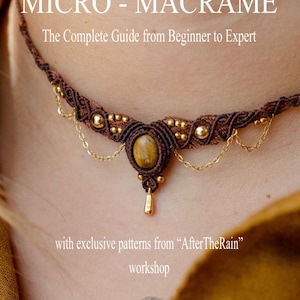 Può includere: Una collana in macramè marrone con una pietra centrale ovale e dettagli dorati. La collana fa parte della copertina di un libro intitolato "MICRO - MACRAMÉ" con il sottotitolo "La guida completa da principiante a esperto."