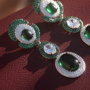Boucles d'Oreilles Clous Doré Rectangle Vert Emeraude Triangle Art Deco BB17 Boucles d'Oreilles Clous Doré Rectangle Vert Emeraude Triangle Art Deco BB17
