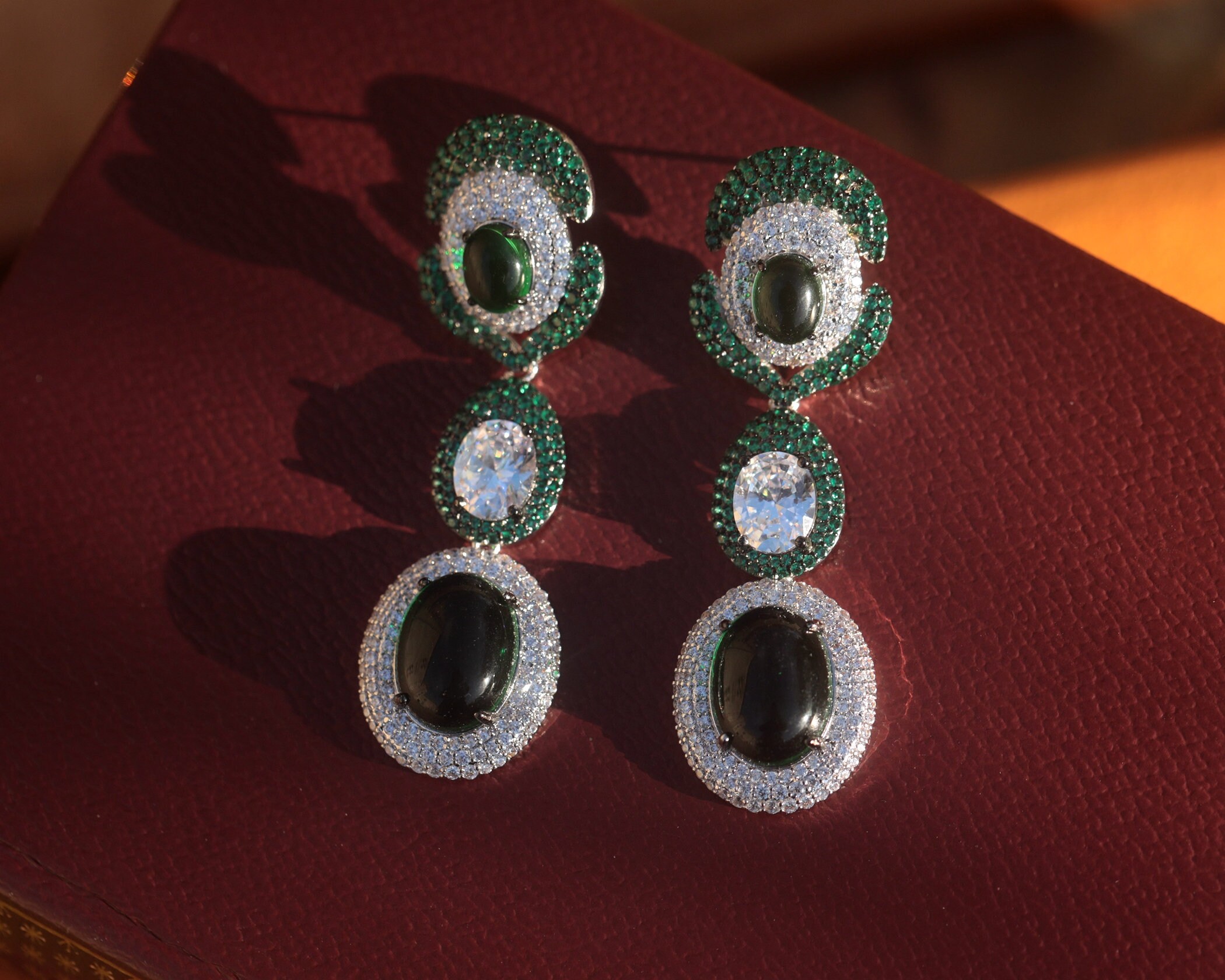 Boucles d'Oreilles Clous Doré Rectangle Vert Emeraude Triangle Art Deco BB17 Boucles d'Oreilles Clous Doré Rectangle Vert Emeraude Triangle Art Deco BB17